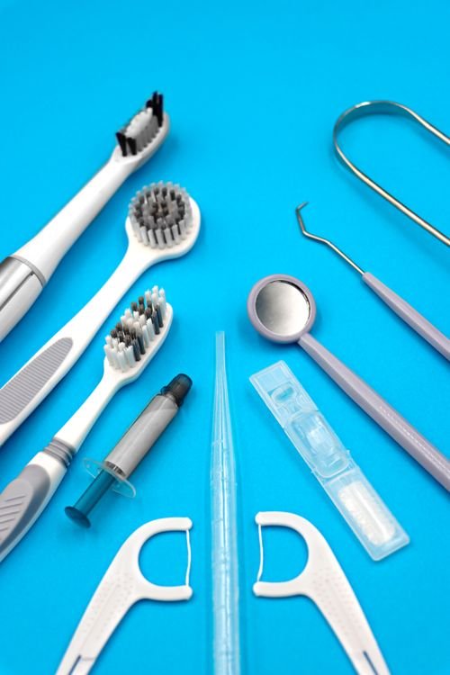 Fio dental antes ou depois de escovar os dentes — clínica especializada em implantes e próteses em Curitiba